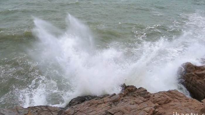 震撼大气汹涌海浪拍打海岸