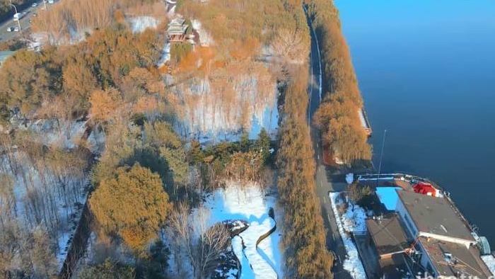 唯美俯瞰北方水上森林公园冬季雪景4K航拍