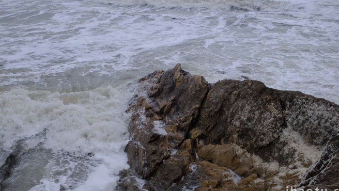 海边礁石石头海岸恶劣天气大海波浪波涛实拍