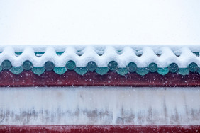 雪天中的古建筑屋檐