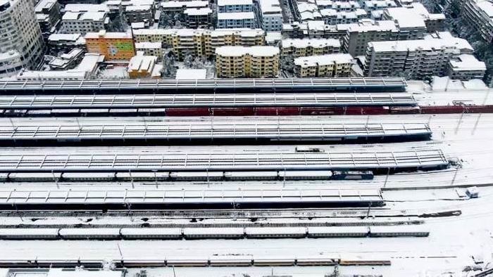 震撼大气白雪覆盖铁路铁轨交通航拍