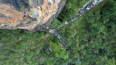 学生户外登山运动视频