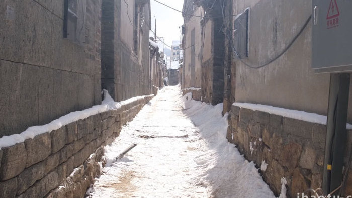 小巷孤独身影雪地行走脚步孤独氛围冷清实拍