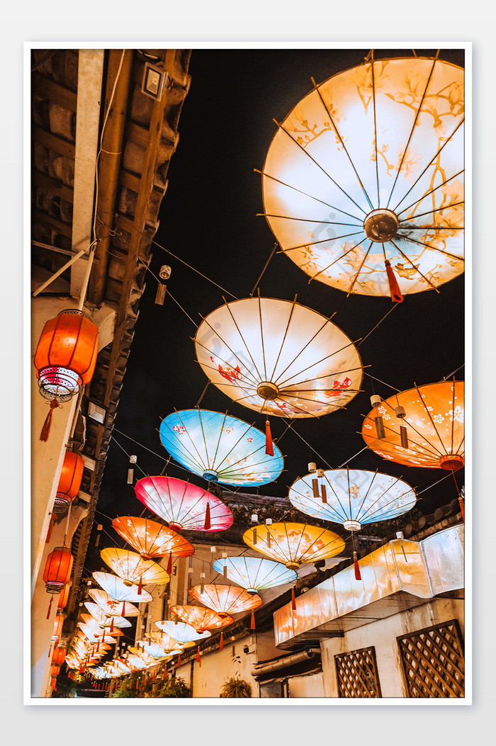 元宵节中式油纸伞灯饰新年春节摄影图图片图片