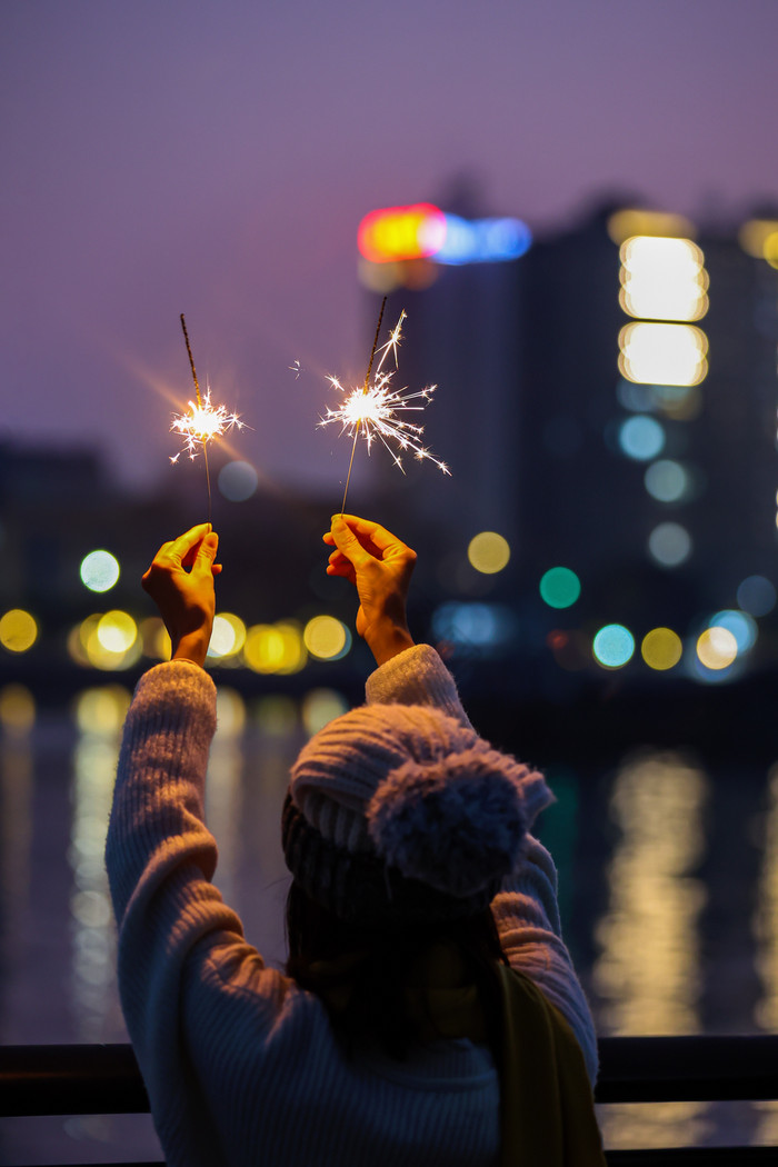 庆祝新年手持烟花图片