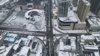 城市交通冬天雪景城市大道车辆交通航拍