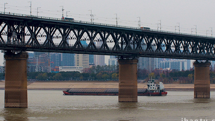 城市地标武汉长江大桥轮渡游船货船实拍4K