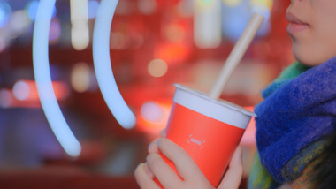 新年气氛美女喝奶茶广告视频素材4K
