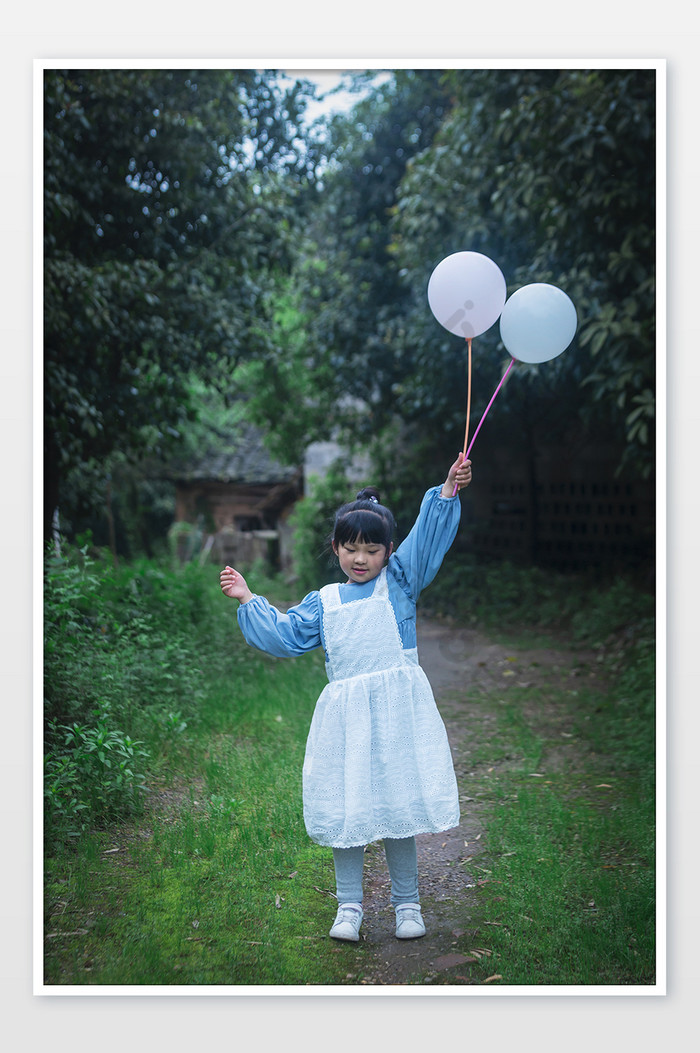 春天手拿空气球玩耍的小女孩图片图片