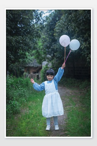 春天手拿空气球玩耍的小女孩图片