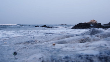 海滩沙滩石子海边海浪波浪海岸自然海洋实拍