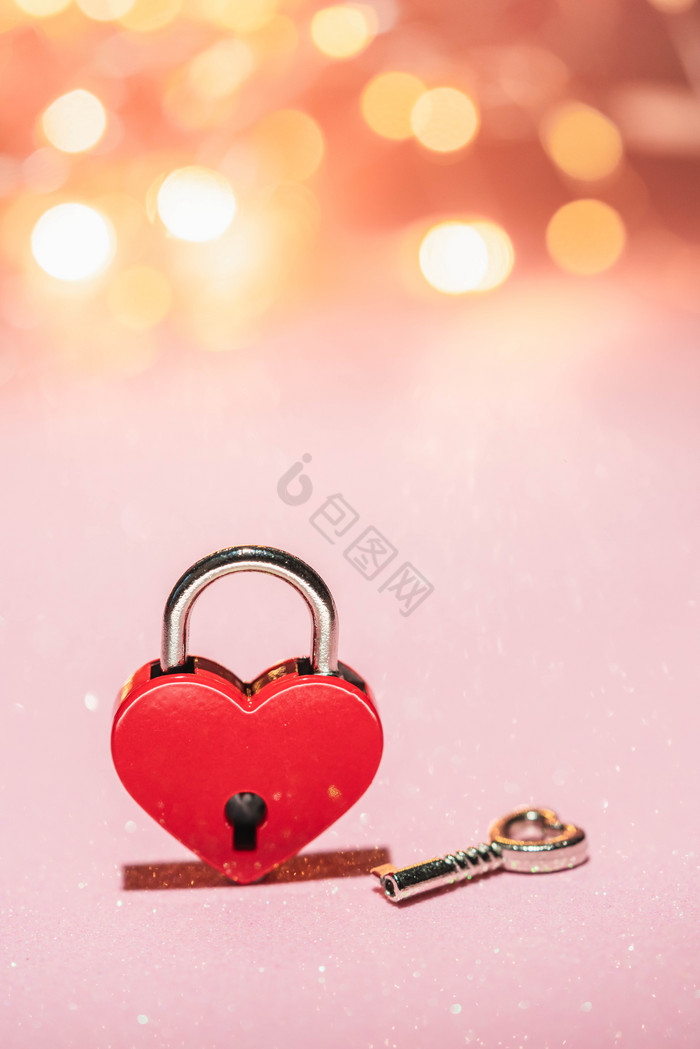 情人节节日装饰红色开心锁图片