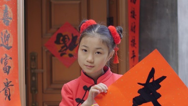 节日实拍新年春节小女孩拿着福舞蹈4K