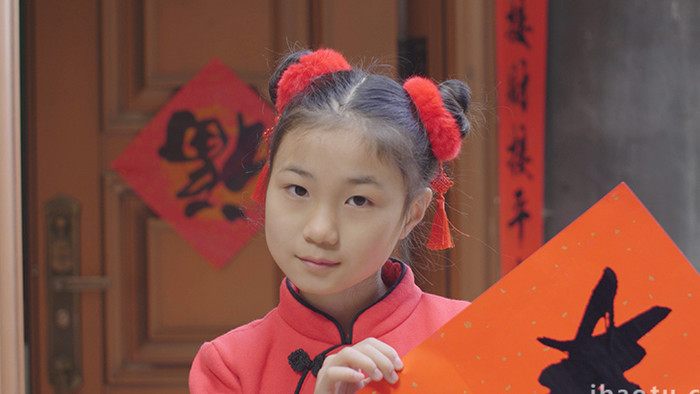 节日实拍新年春节小女孩拿着福舞蹈4K
