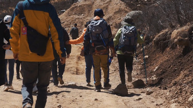 运动简约高原爬山登山人流背影实拍