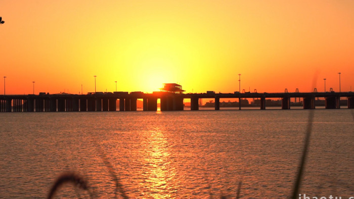 温暖治愈夕阳下海边大桥风景空镜实拍