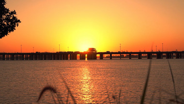 温暖治愈夕阳下海边大桥风景空镜实拍