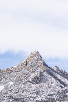 冬日雪后银装素裹的山峰