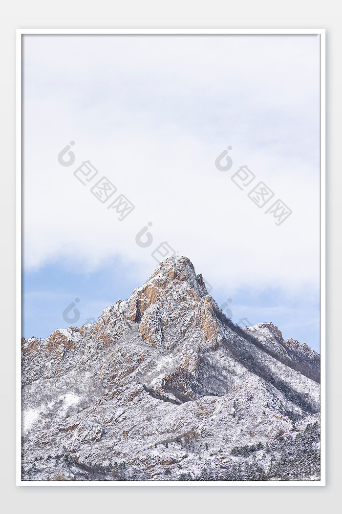 冬日雪后银装素裹的山峰