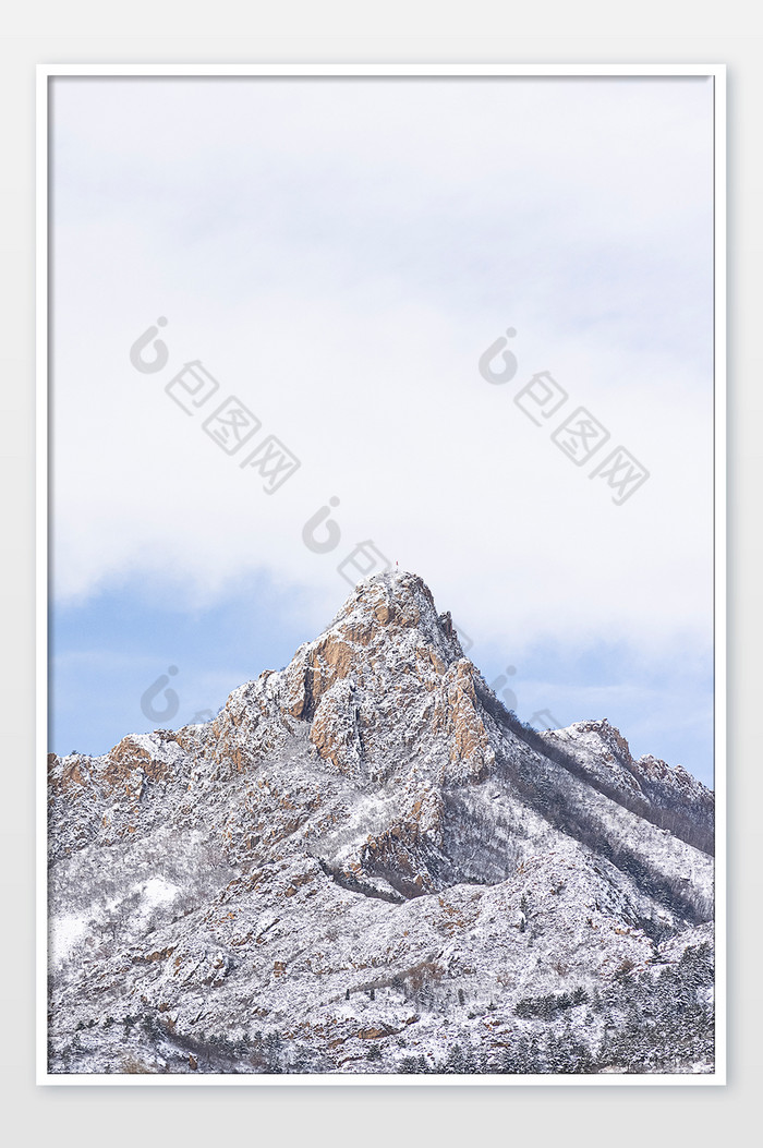冬日雪后银装素裹的山峰图片图片