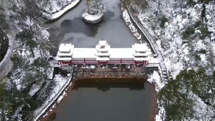 大气湖南中坡山森林公园风雨桥雪景航拍