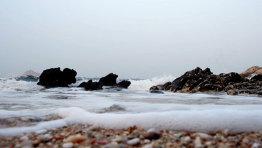 泡沫礁石海边浪花波浪大海海洋自然海洋实拍