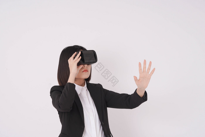 戴VR眼镜体验女孩图片