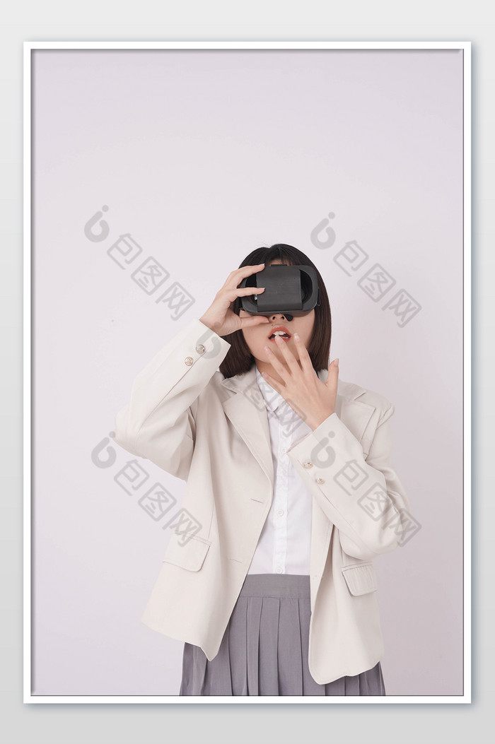 体验虚拟VR眼镜女孩图片图片
