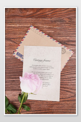 粉色玫瑰花和信件