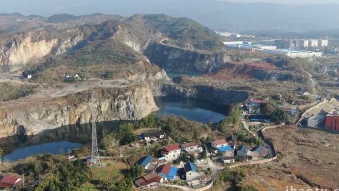 大气大山天然石坑水库航拍