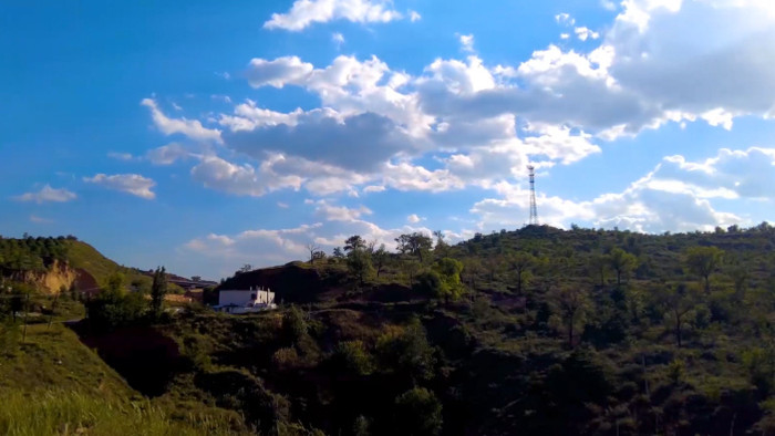 4k延时拍摄蓝天白云下黄土高坡上的小山村