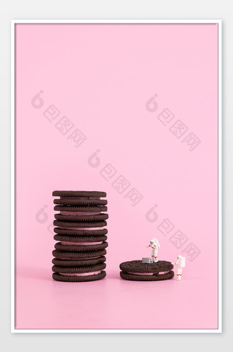 夹心饼干微缩创意粉色背景图片