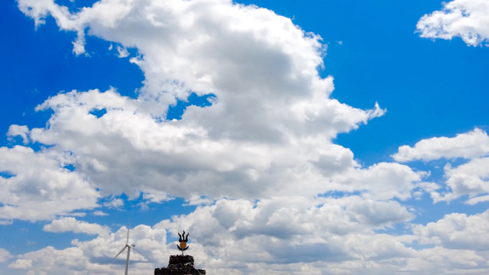4k延时拍摄白云飘移下的敖包和大风车