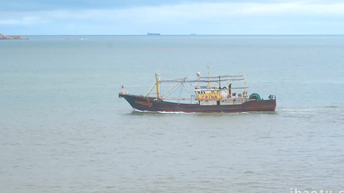 自然海洋海边一艘渔船出海航行实拍