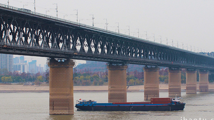 城市地标武汉长江大桥水上交通运输实拍