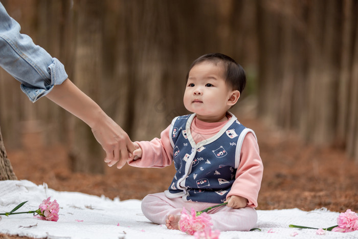 婴儿抓住妈妈的手图片