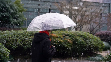 自然风景杭州下雪天女孩雪中漫步4K实拍