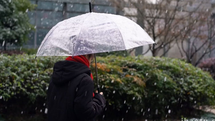 自然风景杭州下雪天女孩雪中漫步4K实拍