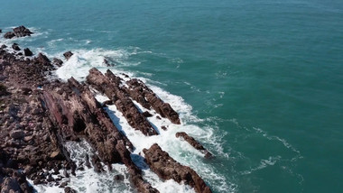 自然震撼海浪冲刷礁石大海风景航拍