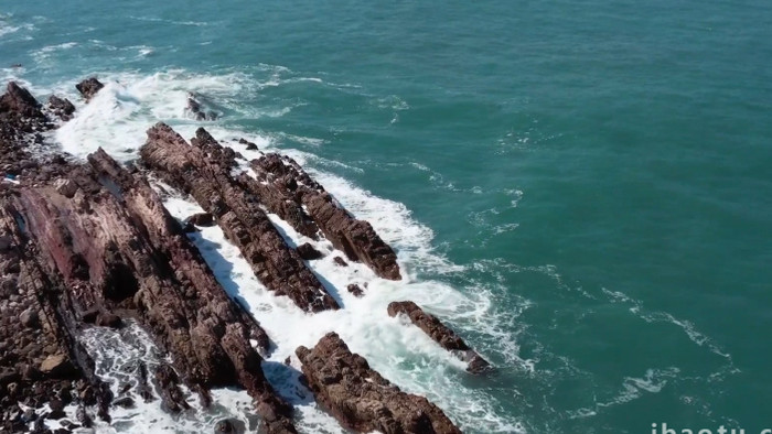 自然震撼海浪冲刷礁石大海风景航拍