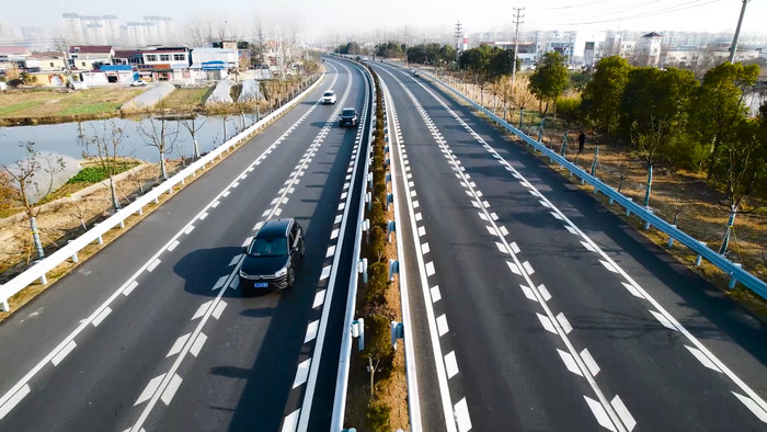 交通工具城市道路行驶的汽车4k航拍