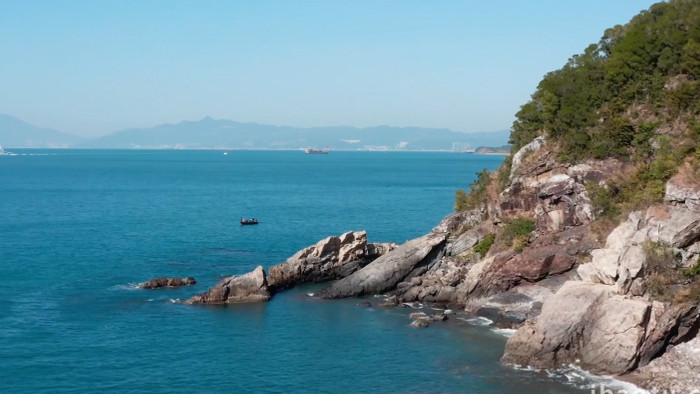 自然唯美晴天海边山石海浪风景航拍