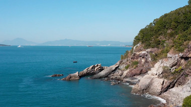 自然唯美晴天海边山石海浪风景航拍