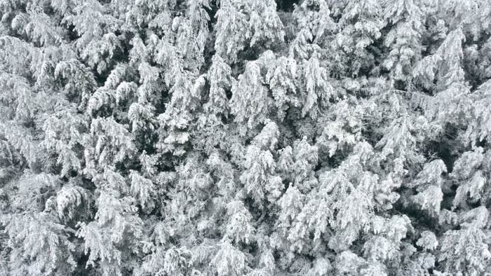 自然风光航拍冬季下雪覆盖山峰实拍视频