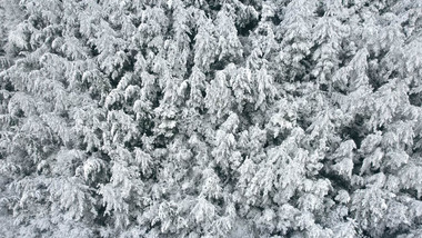 自然风光航拍冬季下雪覆盖山峰实拍视频