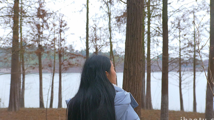 自然森系美女在树林中行走4K视频素材