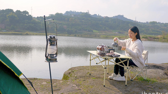 自然冬季湖边美女煮水泡茶4K实拍视频素材