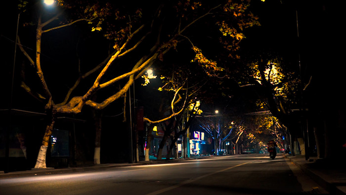 孤独氛围冷清城市街道路灯高清实拍