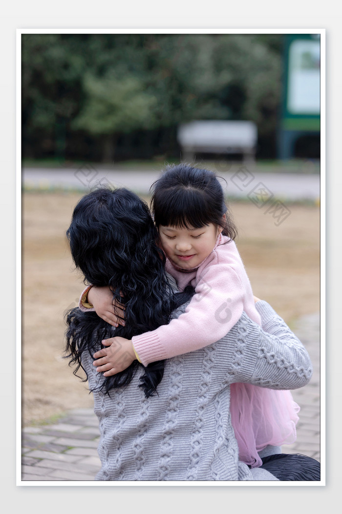 和妈妈温馨拥抱在一起的小女孩图片图片