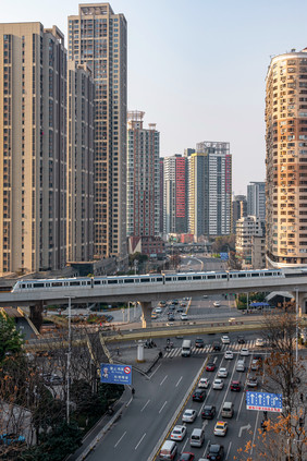 城市建筑地铁穿梭城市楼宇摄影图片